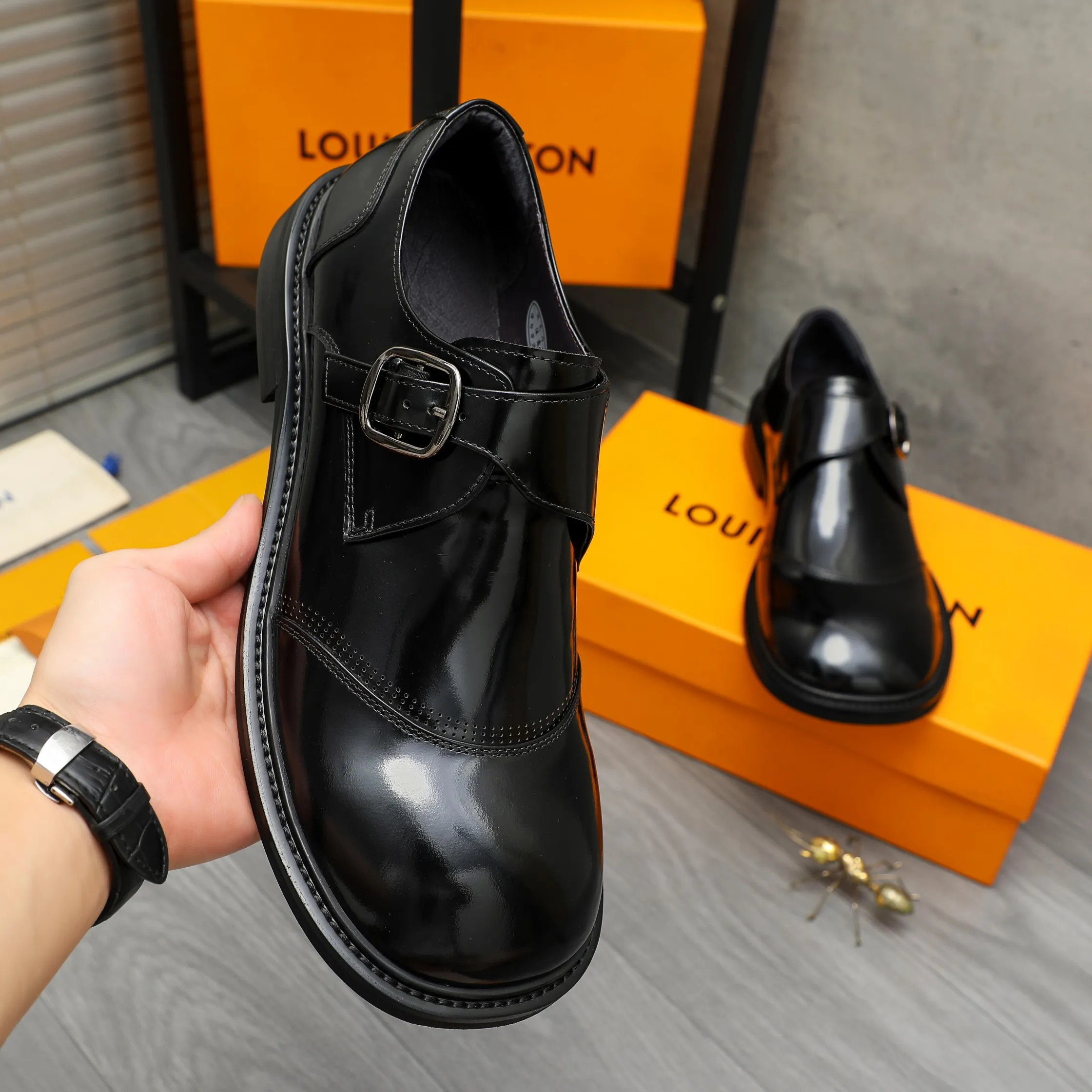 Men's Men's Shoes 💰580 Product trademark: LV "Louis Vuitton" business buckle slip-ons Leather shoes Regular size: 37-46 Product materials: Selected high-quality pearlescent cowhide upper, pigskin lining, rubber outsole